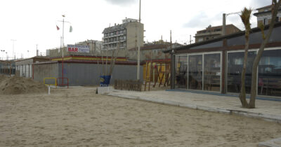 Copertina di Ancona, anziano di 77 anni bacia una bambina di 12: aggredito e picchiato dalla famiglia