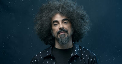 Copertina di “Convivo con gli apparecchi acustici per l’ipoacusia, li consiglierei a chiunque fa musica e ha questo problema ma non lo vuole ammettere”: così Caparezza