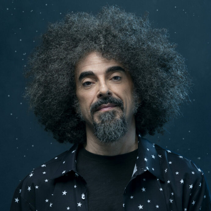 “Convivo con gli apparecchi acustici per l’ipoacusia, li consiglierei a chiunque fa musica e ha questo problema ma non lo vuole ammettere”: così Caparezza