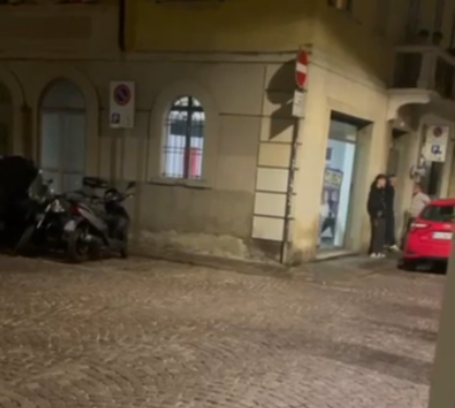 “Duce, duce” e “camicia nera trionferà”: cori fascisti dai giovani di FdI a Parma. Il movimento: “Commissariata la sezione” “Duce, duce” e “camicia nera trionferà”: cori fascisti dai giovani di FdI a Parma. Il movimento: “Commissariata la sezione”