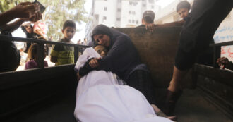 Gaza, il report Usa: Israele è sospettato di aver commesso “centinaia di violazioni dei diritti umani”, ma Washington chiude gli occhi