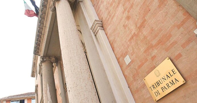 Cori fascisti nella sede FdI di Parma, aperto un fascicolo esplorativo dalla procura