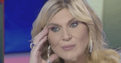 Copertina di “Mi alzo per andare in bagno, mi appoggio al lavandino e comincio a perdere sangue e pus. Avevo la febbre, ero verde”: Nadia Rinaldi racconta le complicazioni dell’intervento al seno