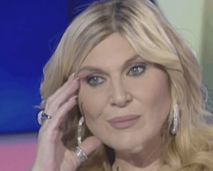 “Mi alzo per andare in bagno, mi appoggio al lavandino e comincio a perdere sangue e pus. Avevo la febbre, ero verde”: Nadia Rinaldi racconta le complicazioni dell’intervento al seno