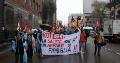 Copertina di Ospedale San Raffaele di Milano, la protesta dei lavoratori: “Si pensa solo al profitto e non alla salute pubblica”