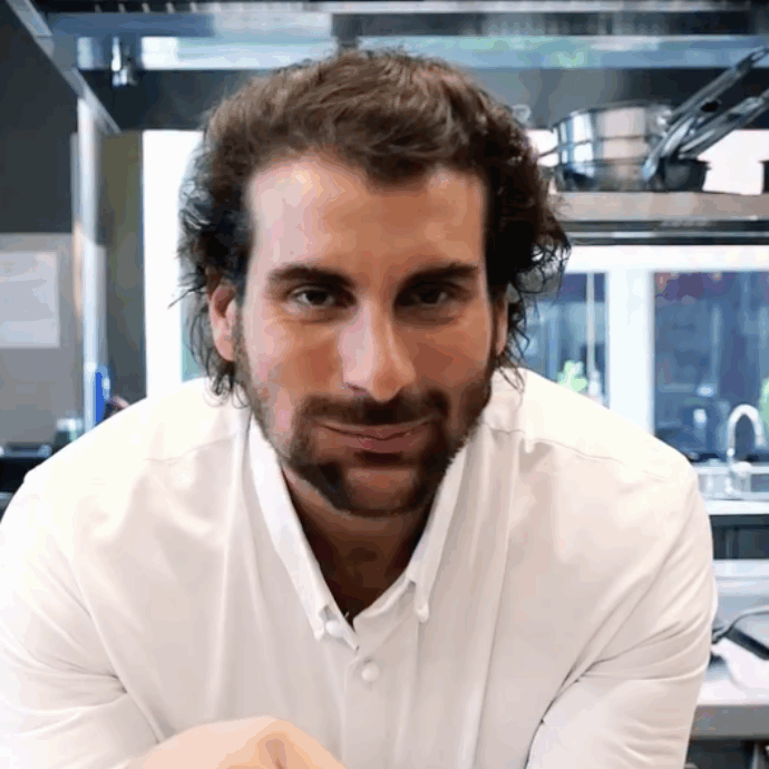 “L’obesità è una malattia silenziosa, ti anestetizza. Ho perso 111 kg in un anno e mezzo e vado alla maratona di New York”: la storia di chef Matteo Grandi