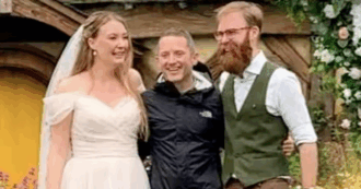 Copertina di Si sposano in stile “Il Signore degli Anelli”: a sorpresa c’è Elijah Wood, il volto di Frodo Baggins  – VIDEO