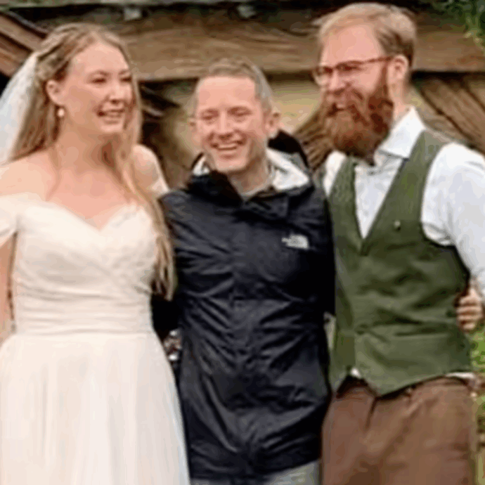 Si sposano in stile “Il Signore degli Anelli”: a sorpresa c’è Elijah Wood, il volto di Frodo Baggins  – VIDEO