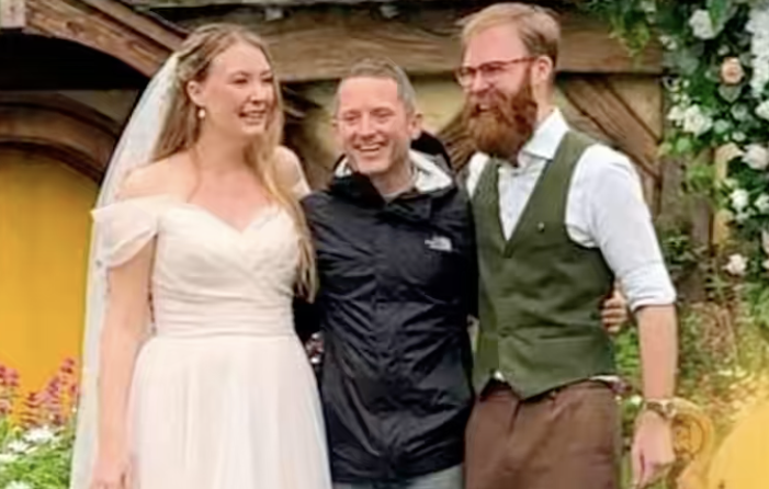 Si sposano in stile “Il Signore degli Anelli”: a sorpresa c’è Elijah Wood, il volto di Frodo Baggins  – VIDEO Si sposano in stile “Il Signore degli Anelli”: a sorpresa c’è Elijah Wood, il volto di Frodo Baggins  – VIDEO