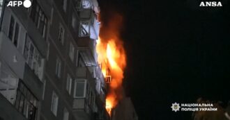 Copertina di Droni russi sulla città di Sumy, fiamme e feriti: tre morti nelle regioni di Kherson e Donetsk – Video