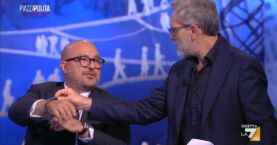 Copertina di Sangiuliano mostra a Formigli il braccialetto con scritto “siete dei poveri comunisti”: è un omaggio a Berlusconi