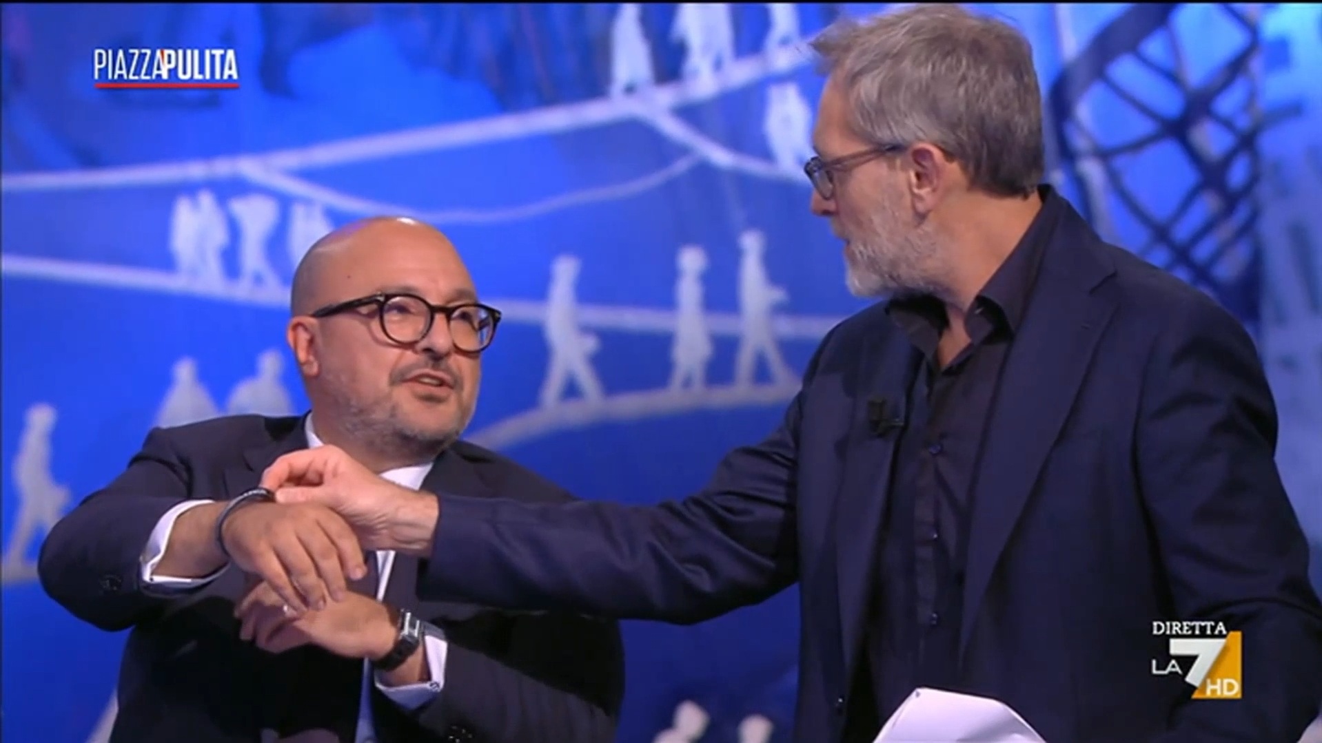 Sangiuliano mostra a Formigli il braccialetto con scritto “siete dei poveri comunisti”: è un omaggio a Berlusconi Sangiuliano mostra a Formigli il braccialetto con scritto “siete dei poveri comunisti”: è un omaggio a Berlusconi