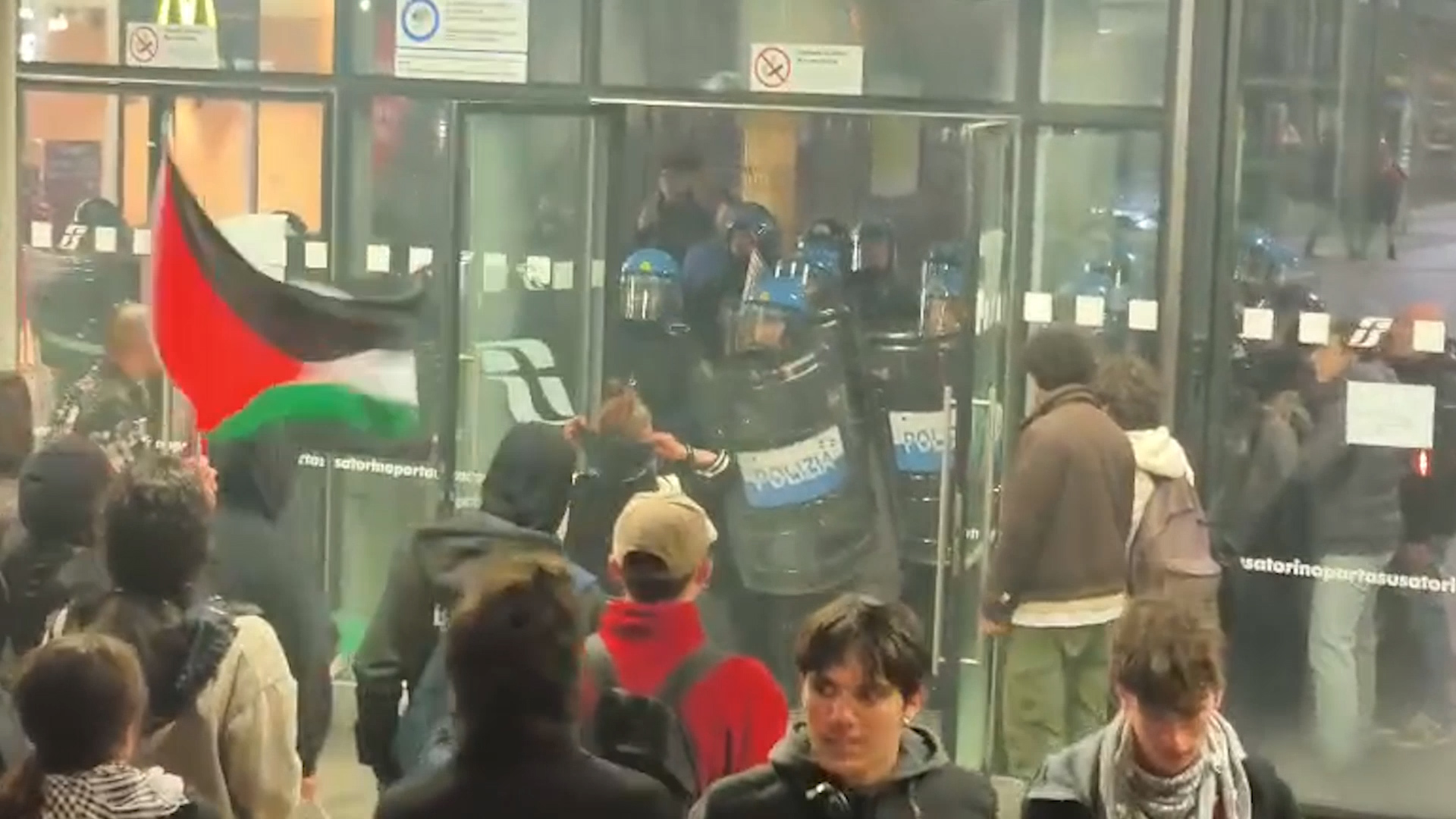 Tensione con la polizia al corteo pro Palestina di Torino: i manifestanti provano a entrare alla stazione Porta Susa – Video Tensione con la polizia al corteo pro Palestina di Torino: i manifestanti provano a entrare alla stazione Porta Susa – Video