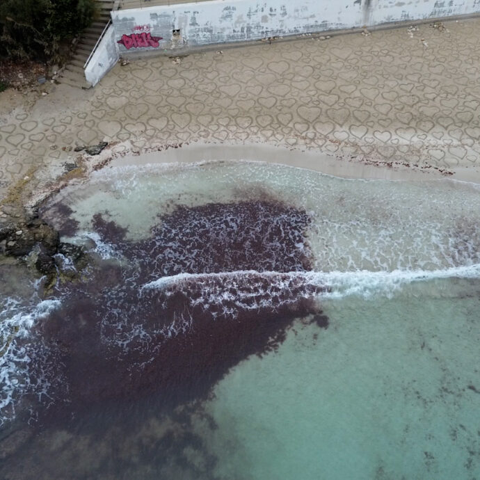 Spiaggia ricoperta di cuori in Salento: il mistero dell’opera anonima comparsa nella notte – Video