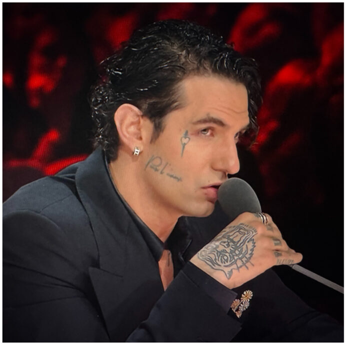 “Non ci impuntiamo perché se no…”: Achille Lauro sbotta a X Factor con Giorgia e gli autori. La conduttrice glissa con eleganza, ma le scuse non arrivano