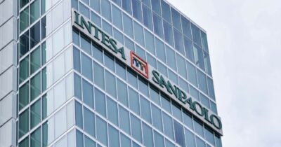 Copertina di Intesa, utili a 9 miliardi: “Contributo gestibile”