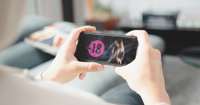 Siti porno, dal 12 novembre serve la verifica dell’età con l’app. In Inghilterra giù il traffico