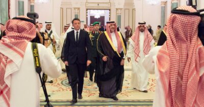 Copertina di Renzi fa il doppio show a Riad. Spot a Expo e siluri all’Europa