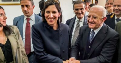 Copertina di Regionali in Campania, Schlein a casa De Luca: “Presidente, la ringrazio”