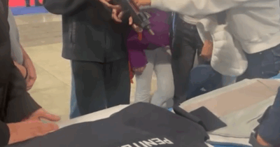 Copertina di L’agente della Penitenziaria spiega agli studenti come usare una mitraglietta all’evento per orientarsi sul lavoro