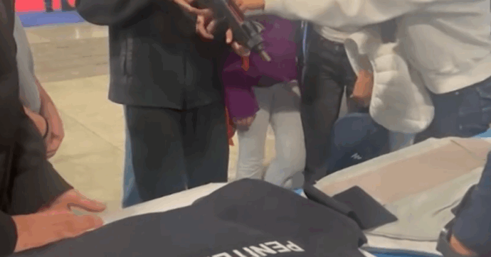 L’agente della Penitenziaria spiega agli studenti come usare una mitraglietta all’evento per orientarsi sul lavoro