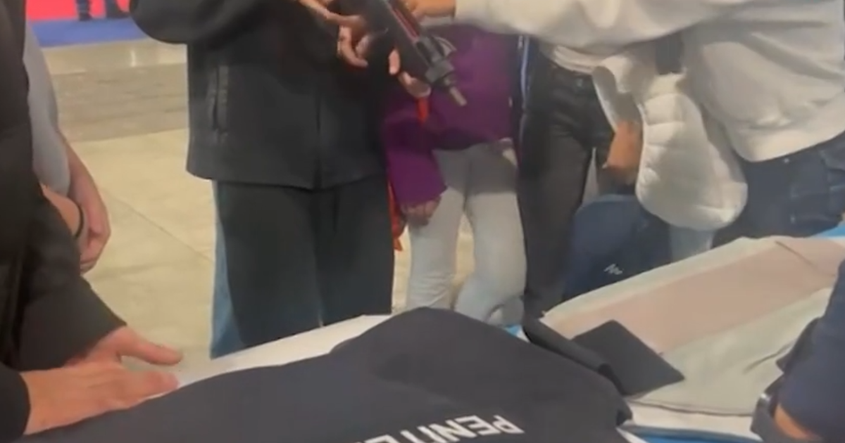 l8217agente della penitenziaria spiega agli studenti come usare una mitraglietta all8217evento per orientarsi sul lavoro da Ilfattoquotidiano.it l8217agente della penitenziaria spiega agli studenti come usare una mitraglietta all8217evento per orientarsi sul lavoro