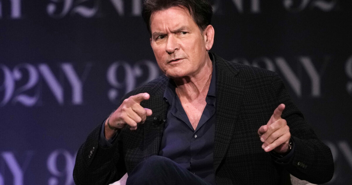 “Il sesso che ho fatto con gli uomini? Soft, non completo. È stato fottut**ente divertente, ma sono stato anche minacciato”: lo rivela Charlie Sheen
