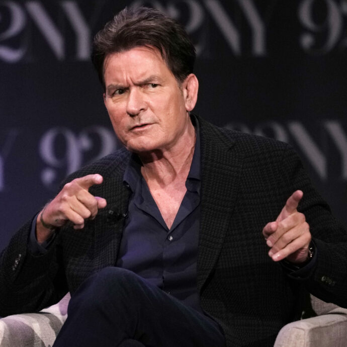“Il sesso che ho fatto con gli uomini? Soft, non completo. È stato fottut**ente divertente, ma sono stato anche minacciato”: lo rivela Charlie Sheen