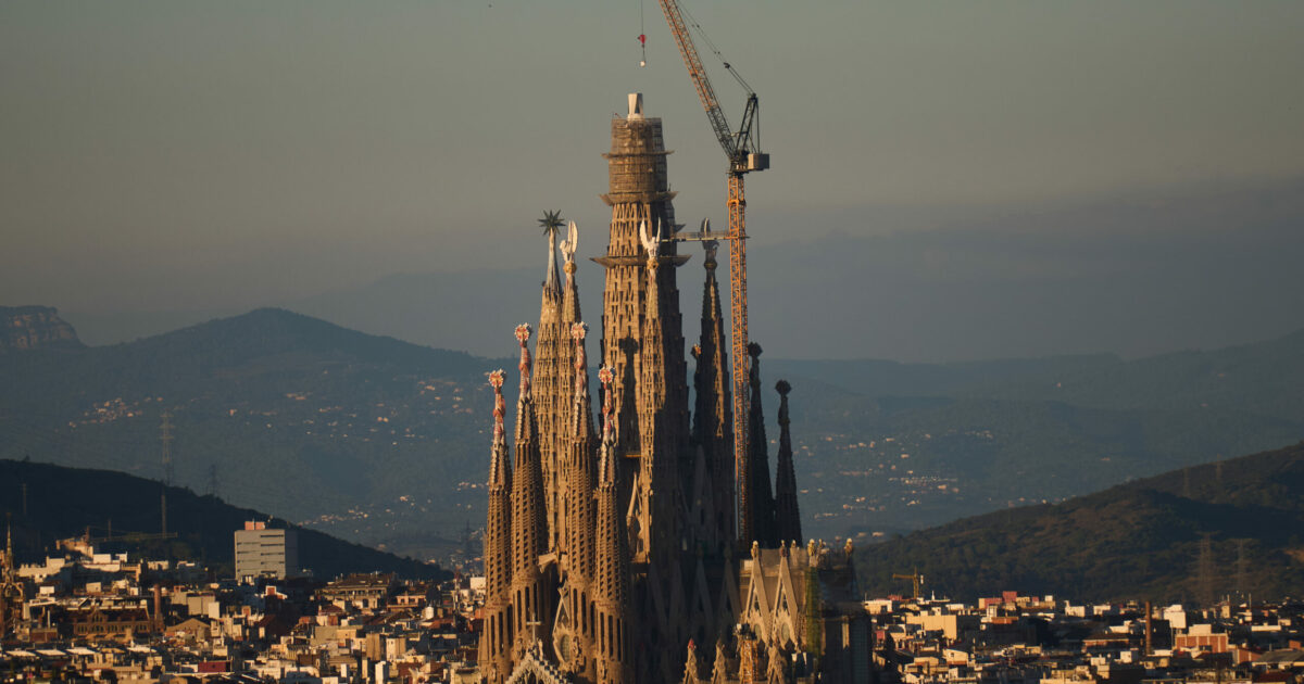 La Sagrada Familia di Barcellona diventa la chiesa più alta del mondo: l’opera progettata dall’architetto Antoni Gaudí ha raggiunto i 162,91 metri di altezza