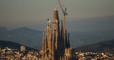 Copertina di La Sagrada Familia di Barcellona diventa la chiesa più alta del mondo: l’opera progettata dall’architetto Antoni Gaudí ha raggiunto i 162,91 metri di altezza