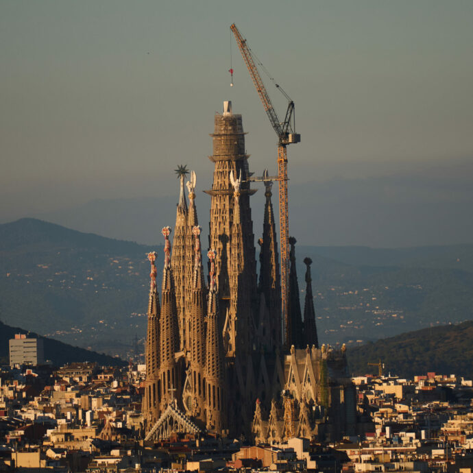 La Sagrada Familia di Barcellona diventa la chiesa più alta del mondo: l’opera progettata dall’architetto Antoni Gaudí ha raggiunto i 162,91 metri di altezza