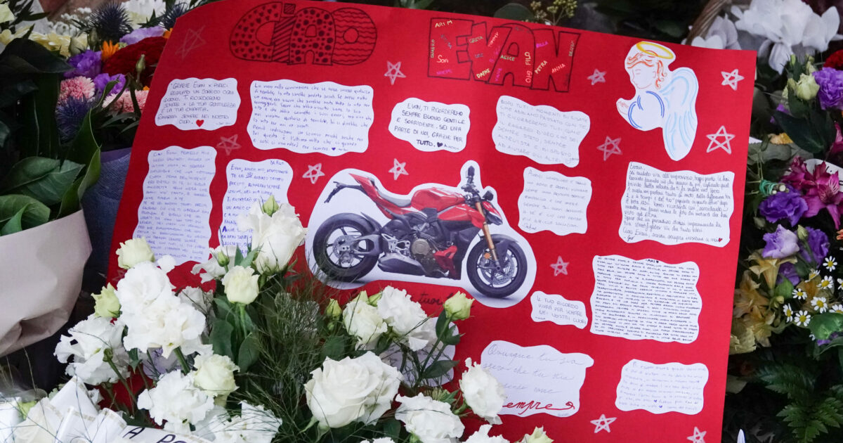 “Era un angelo”: Andrea Delogu e la sua famiglia danno l’addio a Evan. In forse la partecipazione della conduttrice a “Ballando con le Stelle”