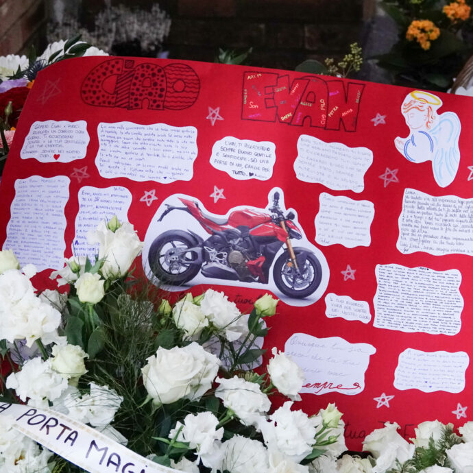 “Era un angelo”: Andrea Delogu e la sua famiglia danno l’addio a Evan. In forse la partecipazione della conduttrice a “Ballando con le Stelle”