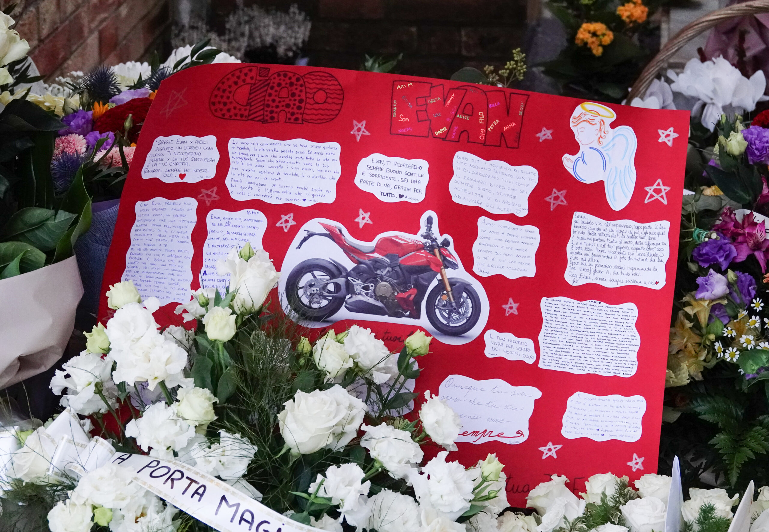 “Era un angelo”: Andrea Delogu e la sua famiglia danno l’addio a Evan. In forse la partecipazione della conduttrice a “Ballando con le Stelle” “Era un angelo”: Andrea Delogu e la sua famiglia danno l’addio a Evan. In forse la partecipazione della conduttrice a “Ballando con le Stelle”