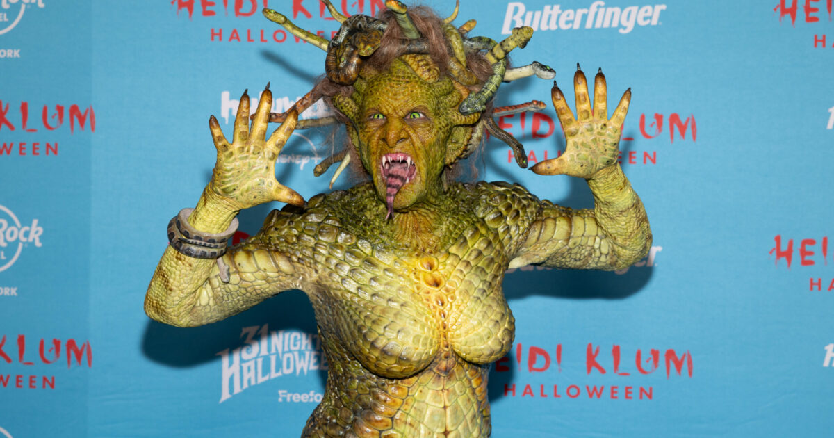 “Per trasformarmi ho impiegato 10 ore di trucco e parrucco”: Heidi Klum da paura, la regina di Halloween diventa una Medusa horror dalla lingua biforcuta “Per trasformarmi ho impiegato 10 ore di trucco e parrucco”: Heidi Klum da paura, la regina di Halloween diventa una Medusa horror dalla lingua biforcuta