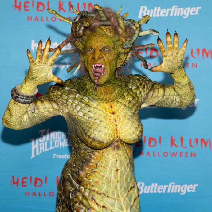 “Per trasformarmi ho impiegato 10 ore di trucco e parrucco”: Heidi Klum da paura, la regina di Halloween diventa una Medusa horror dalla lingua biforcuta