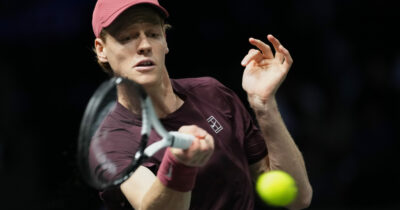 Copertina di Sinner passeggia su Zverev: ora la finale di Parigi per riprendersi la vetta della classifica mondiale (e fare un favore a Musetti)