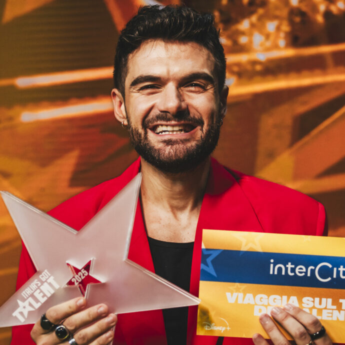 Joe Romano trionfa a “Italia’s Got Talent”: il cantante ha messo insieme i brani della Disney e gli AC/DC