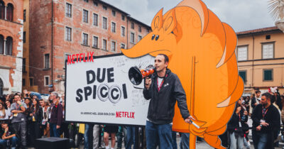 Copertina di “Ve prego se siete di Roma, non rosicate che non è du’ spicci”: Zerocalcare svela il nuovo film “Due Spicci” al Lucca Comics & Games – IL VIDEO