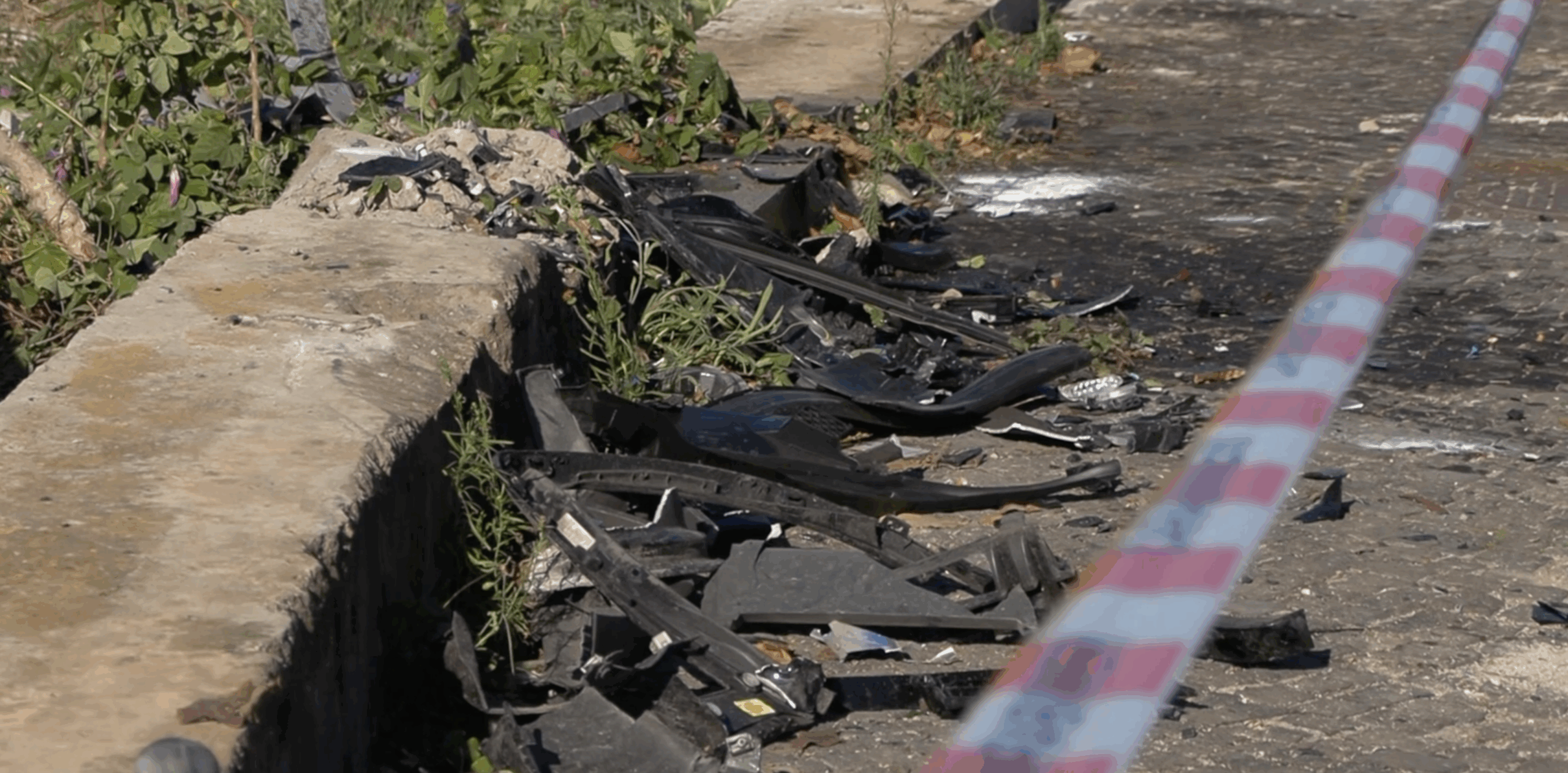 Suv invade la corsia opposta e si schianta contro una volante a Napoli: le immagini del luogo dell’incidente Suv invade la corsia opposta e si schianta contro una volante a Napoli: le immagini del luogo dell’incidente