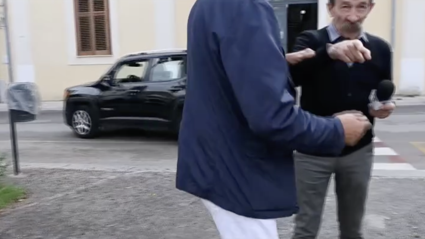 Il giornalista Pino Maniaci dal consigliere di Partinico Gaspare Anzelmo: “Mani, sputi e insulti. Ha perso la testa”. Il video Il giornalista Pino Maniaci dal consigliere di Partinico Gaspare Anzelmo: “Mani, sputi e insulti. Ha perso la testa”. Il video