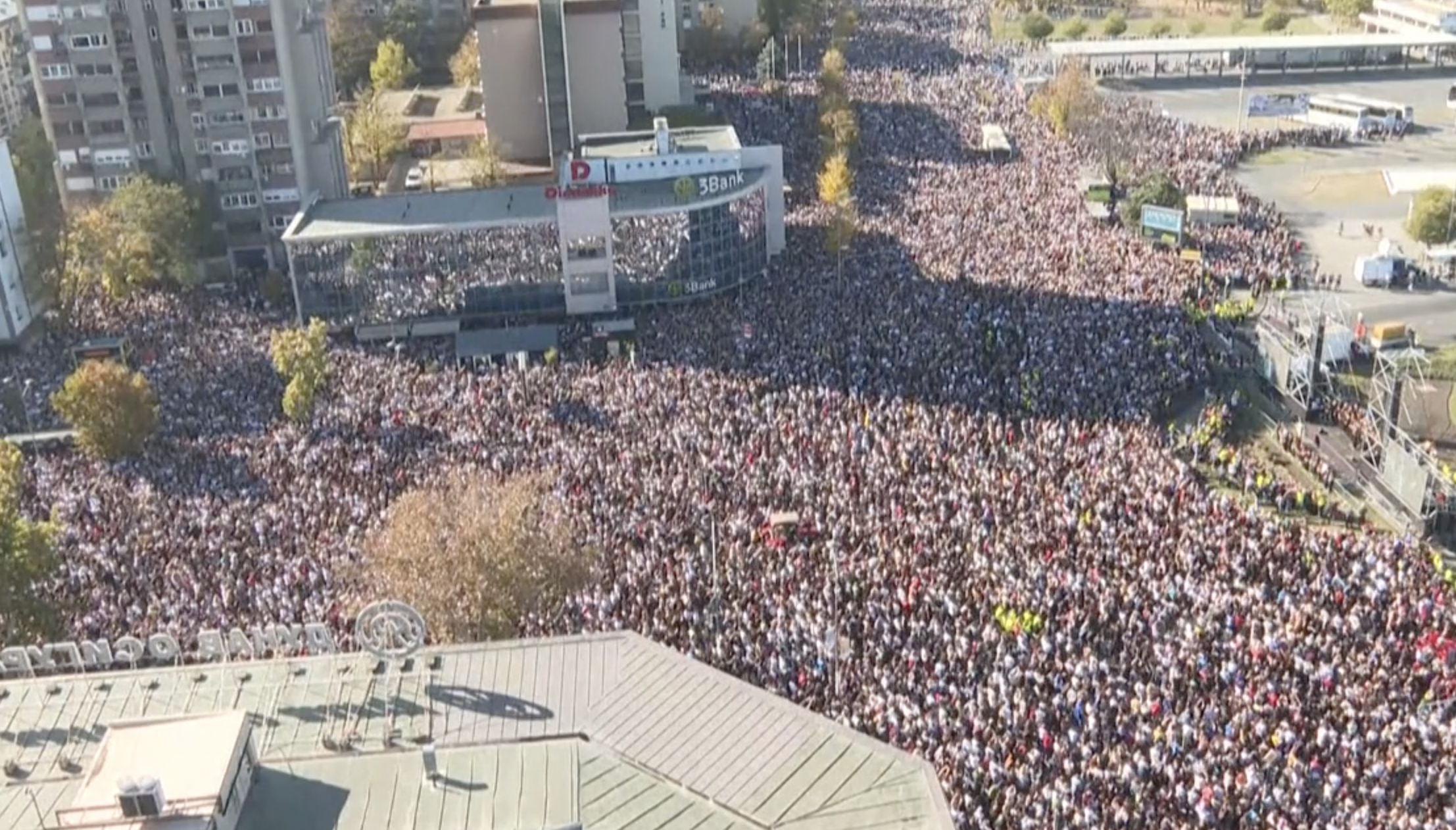 Serbia, una folla oceanica a Novi Sad ricorda le vittime del crollo in stazione di un anno fa