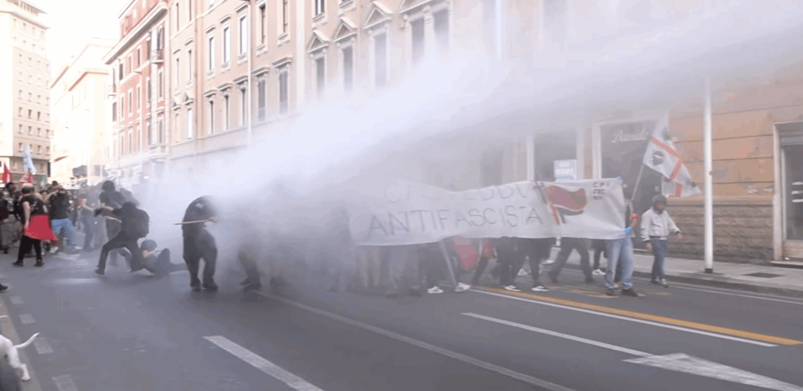 giovani di casapound a cagliari tensione alla contromanifestazione polizia usa gli idranti