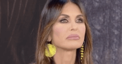 Copertina di “Sono disperata. Mi è uscita la protesi dal seno, si è rigirata e sta uscendo fuori. Devo rioperarmi, ora tolgo tutto”: il dramma di Arianna David