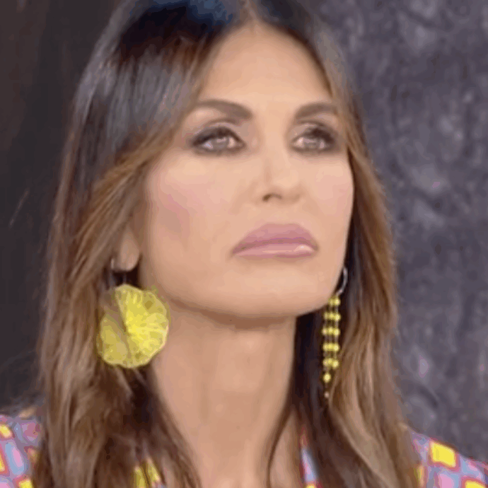 “Sono disperata. Mi è uscita la protesi dal seno, si è rigirata e sta uscendo fuori. Devo rioperarmi, ora tolgo tutto”: il dramma di Arianna David