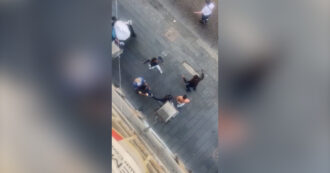 Copertina di Napoli, maxi rissa tra ambulanti in via Toledo: “Si sono scontrati a colpi di cinture e pietre” – il video