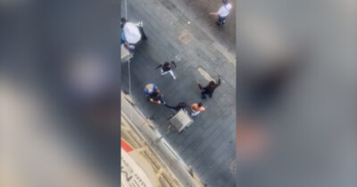 Copertina di Napoli, maxi rissa tra ambulanti in via Toledo: “Si sono scontrati a colpi di cinture e pietre” – il video