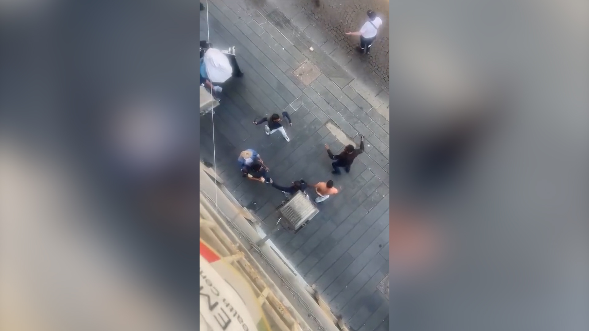 Napoli, maxi rissa tra ambulanti in via Toledo: “Si sono scontrati a colpi di cinture e pietre” – il video Napoli, maxi rissa tra ambulanti in via Toledo: “Si sono scontrati a colpi di cinture e pietre” – il video