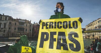 Copertina di Pfas, l’impianto dei veleni ora fa danni anche in India