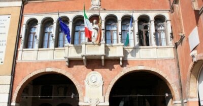 Copertina di Dirigente deve pagare i danni a sorella sindaca